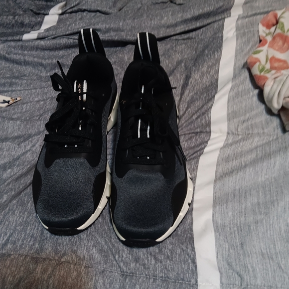 Shoes - Picture 3 of 4